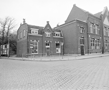 884615 Gezicht op de panden Abstederijk 26 (buurthuis Sterrenzicht) en daarnaast de RK St.-Catharinaschool voor Lager ...